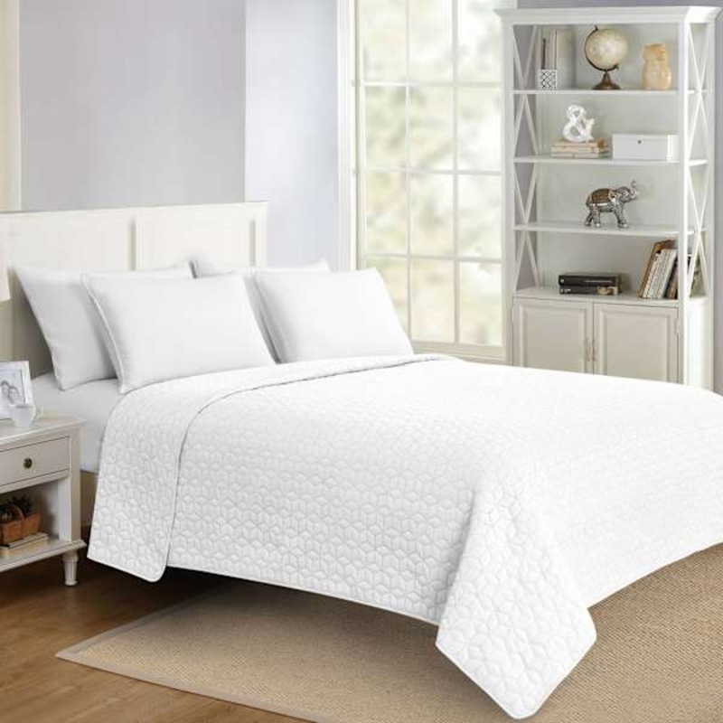 White Geometric Pinsonic Quilt, King
